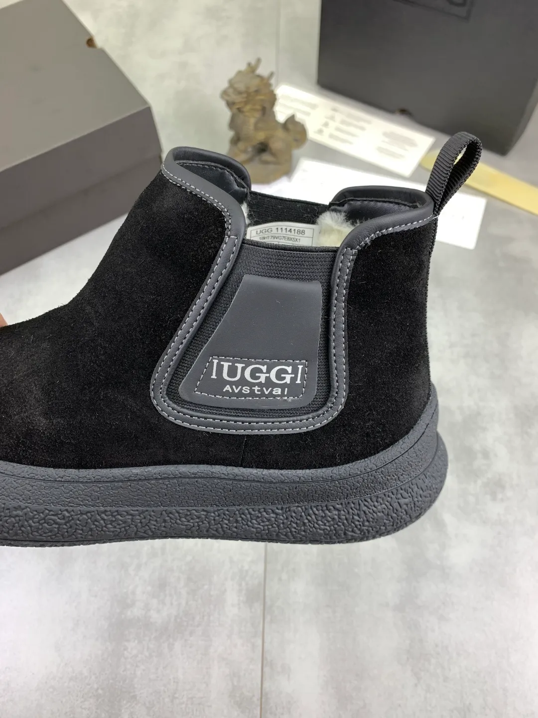 Men's men's shoes 💰P560 New arrival 🆕🆕🆕 IUGGI A pair of handsome Martin boots that want to be "welded" to the feet. Sheep fur lining is comfortable and warm. The anti-slip performance is even better. Matte cowhide with super comfortable stretch velvet. ➕Fine handmade stitching to keep your feet from freezing in the winter. Must be arranged! Perfectly interpreting the essence of Chelsea, trendy and fashionable, casual and versatile. Size: 39-44